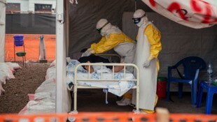 Ärzte von „Ärzte ohne Grenzen“ versorgen in der isolierten roten Zone an Ebola erkrankte ...