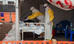 Ärzte von „Ärzte ohne Grenzen“ versorgen in der isolierten roten Zone an Ebola erkrankte ...