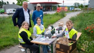 Bürgermeister Thomas Steiner mit den „Eklistra“-Projekt-Schülern, die sich einiges einfallen ...
