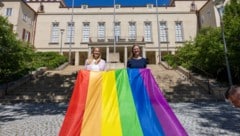 Hissen der Fahne mit Winkler und Haider-Wallner
