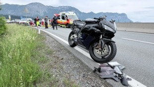 Der Motorradfahrer krachte gegen eine Leitwand.