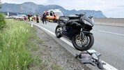 Der Motorradfahrer krachte gegen eine Leitwand.