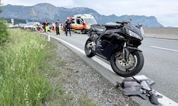 Der Motorradfahrer krachte gegen eine Leitwand.