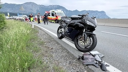Der Motorradfahrer krachte gegen eine Leitwand.
