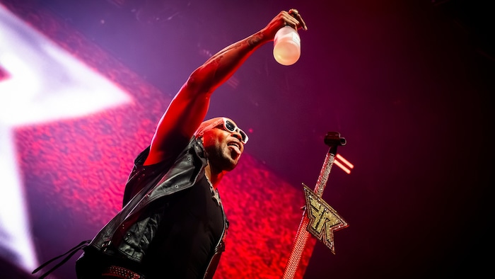 Champus, Shirts, Schuhe – Flo Rida verteilte an diesem Abend fast alles ins Publikum, was nicht ...