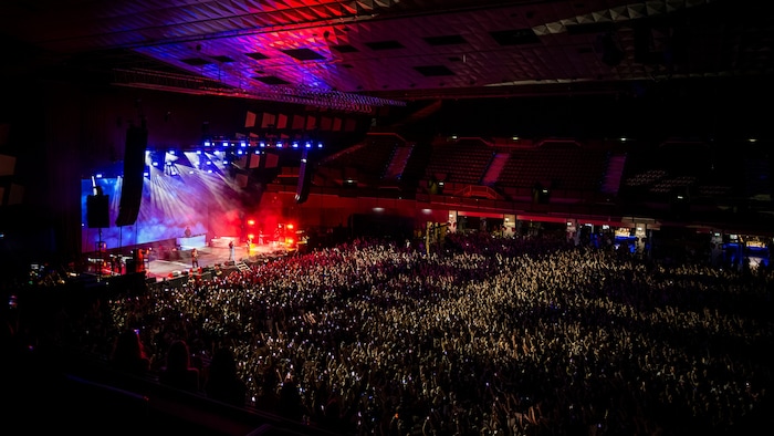 5000 Fans versammelten sich und waren bereit für den Abend.
