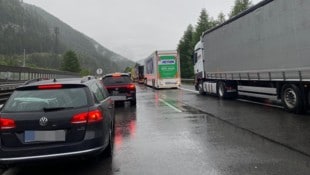 Es hatte sich vor dem Tunnel rasch Stau gebildet
