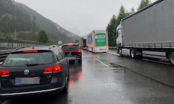 Es hatte sich vor dem Tunnel rasch Stau gebildet