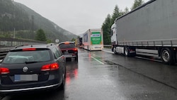 Es hatte sich vor dem Tunnel rasch Stau gebildet