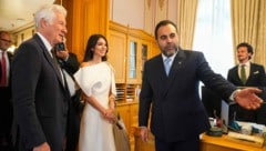 Noor Pahlavi (Mitte), die älteste Tochter des im Exil lebenden iranischen Kronprinzen Reza ...
