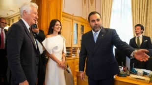 Noor Pahlavi (Mitte), die älteste Tochter des im Exil lebenden iranischen Kronprinzen Reza ...