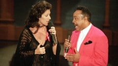 Celine Dion (links) und Peabo Bryson singen den Song „Beauty and the Beast“, für den sie bei der ...