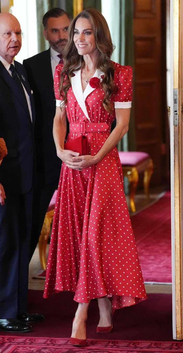 Liebe zum Detail: Das rote Rodarte-Kleid mit weißen Herzen setzte Prinzessin Kate perfekt in ...