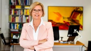 Kraker (60) in ihrem Büro. Die „Unbequeme“ ist Juristin und sagt: „Ich bin keine leichte Kost.“