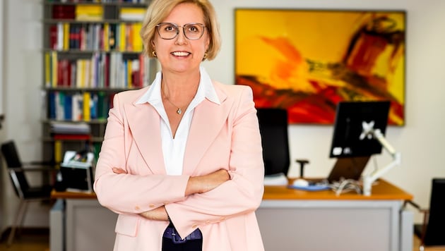 Kraker (60) in ihrem Büro. Die „Unbequeme“ ist Juristin und sagt: „Ich bin keine leichte Kost.“