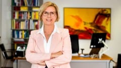 Kraker (60) in ihrem Büro. Die „Unbequeme“ ist Juristin und sagt: „Ich bin keine leichte Kost.“
