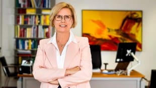 Kraker (60) in ihrem Büro. Die „Unbequeme“ ist Juristin und sagt: „Ich bin keine leichte Kost.“