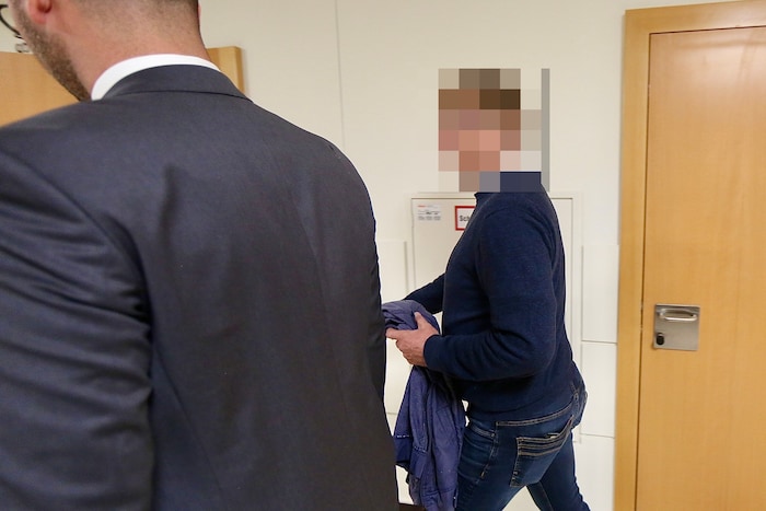 Der Angeklagte mit seinem Verteidiger am Mittwoch im Wiener Landesgericht.
