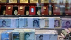 Banknoten und Goldmünzen auf einem Bazar in Teheran