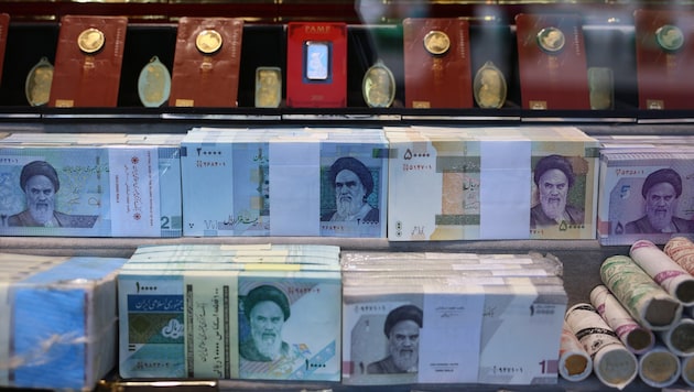 Banknoten und Goldmünzen auf einem Bazar in Teheran