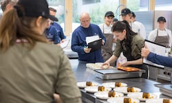 Unter der strengen Aufsicht der Profis können die jungen Köche und Köchinnen ihr Können zeigen