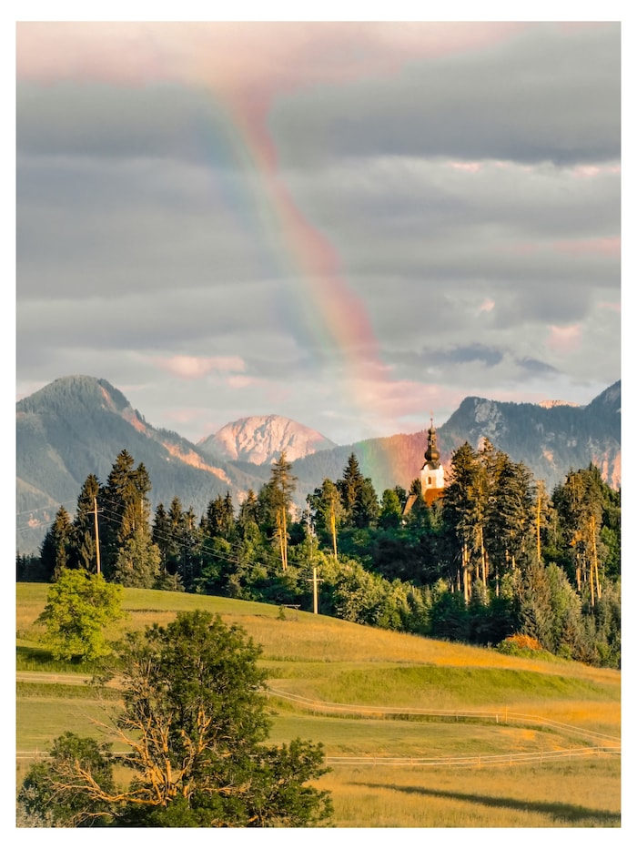 „Petrus überprüft mittels altbewährter Regenbogentechnik den baulichen Zustand der Kirche in ...