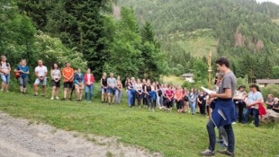 Etwa 45 Minuten Gehzeit, Impulse am Weg, Gottesdienst und Agape am Ziel: Friedensweg von der ...