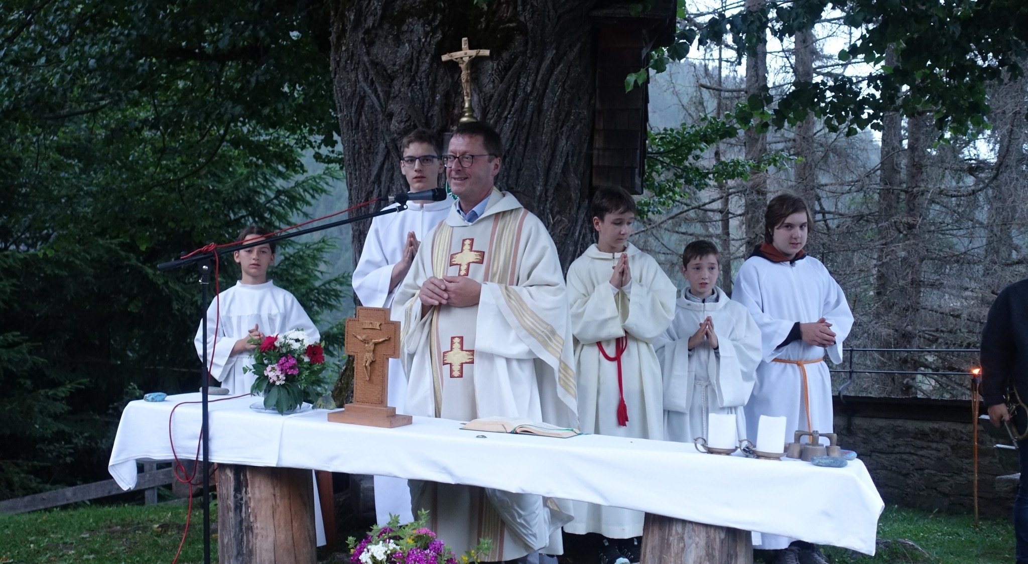 Gottesdienst mit Aussicht vor dem Helenenkirchl.