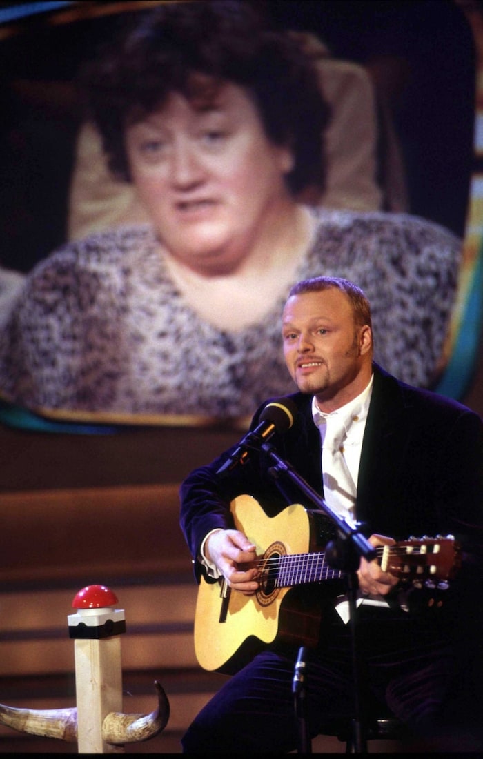 Das undatierte Archivbild zeigt Stefan Raab, während er den Song „Maschendrahtzaun“ singt.