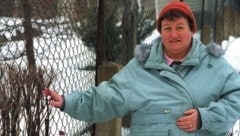 Die Auerbacher Hausfrau Regina Zindler, bekannt geworden durch den „Maschendroatzaun“, vor dem ...