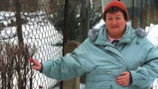 Die Auerbacher Hausfrau Regina Zindler, bekannt geworden durch den „Maschendroatzaun“, vor dem ...