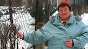 Die Auerbacher Hausfrau Regina Zindler, bekannt geworden durch den „Maschendroatzaun“, vor dem ...