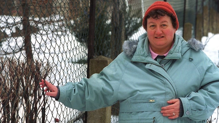 Die Auerbacher Hausfrau Regina Zindler, bekannt geworden durch den „Maschendroatzaun“, vor dem ...