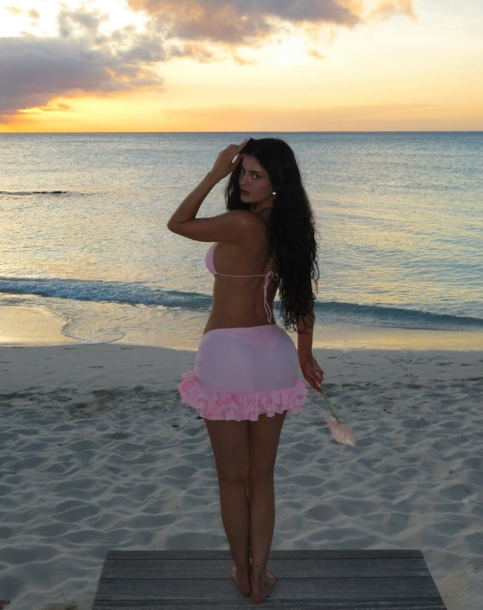 Kylie Jenner in der Karibik im pinkfarbenen Bikini – das gefällt über zwei Millionen Menschen!