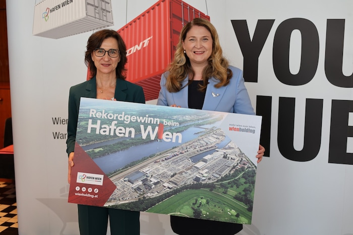 Hafen-Geschäftsführerin Doris Pulker-Rohrhofer und Wirtschaftsstadträtin Barbara Novak (SPÖ).
