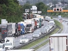 Stoßstange an Stoßstange mühten sich am Mittwochvormittag zahlreiche Pkw und Lkw auf der Tiroler ...