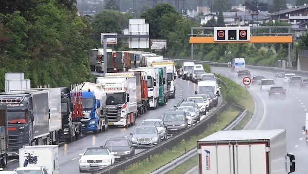 Stoßstange an Stoßstange mühten sich am Mittwochvormittag zahlreiche Pkw und Lkw auf der Tiroler ...