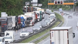 Stoßstange an Stoßstange mühten sich am Mittwochvormittag zahlreiche Pkw und Lkw auf der Tiroler ...