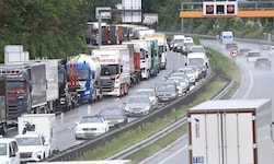 Stoßstange an Stoßstange mühten sich am Mittwochvormittag zahlreiche Pkw und Lkw auf der Tiroler ...