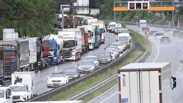 Stoßstange an Stoßstange mühten sich am Mittwochvormittag zahlreiche Pkw und Lkw auf der Tiroler ...