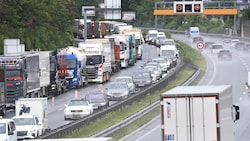 Stoßstange an Stoßstange mühten sich am Mittwochvormittag zahlreiche Pkw und Lkw auf der Tiroler ...