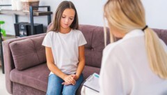 Eine Kinderpsychiaterin (Symbolfoto) soll nicht erbrachte Leistungen verrechnet haben und saß ...