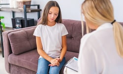 Eine Kinderpsychiaterin (Symbolfoto) soll nicht erbrachte Leistungen verrechnet haben und saß ...