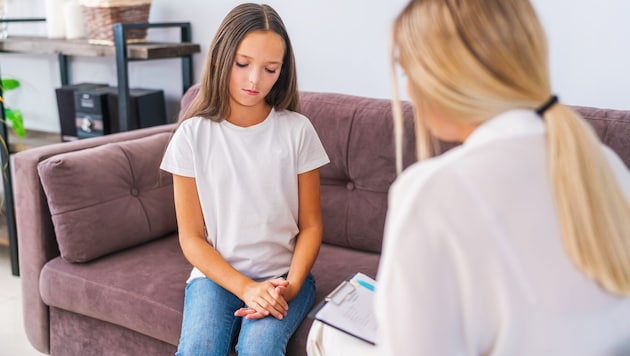 Eine Kinderpsychiaterin (Symbolfoto) soll nicht erbrachte Leistungen verrechnet haben und saß ...