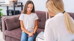 Eine Kinderpsychiaterin (Symbolfoto) soll nicht erbrachte Leistungen verrechnet haben und saß ...