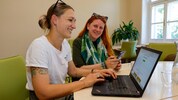 Hilferufe kommen via Chat und Telefon. Theresa Schimke und Katja Schweitzer leiten die ...