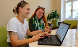 Hilferufe kommen via Chat und Telefon. Theresa Schimke und Katja Schweitzer leiten die ...