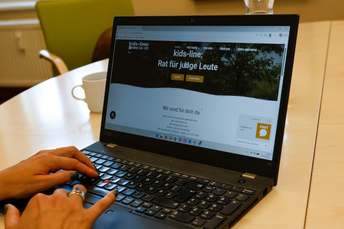 Der Großteil der Hilferufe geht über die Chatfunktion ein.