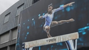 Auch Superstar Simon Biles ist im Ländle angekommen. Wenn auch nur als Foto auf den Containern, ...
