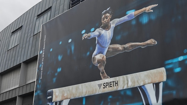 Auch Superstar Simon Biles ist im Ländle angekommen. Wenn auch nur als Foto auf den Containern, ...